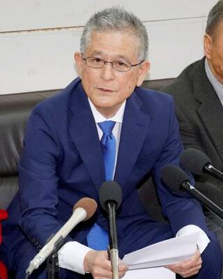 記者会見する元衆院議員の瑞慶覧長敏氏=21日午後、沖縄県庁