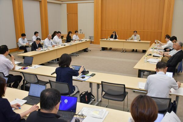 中間見直し案について話し合った協議会=6日夕、県庁