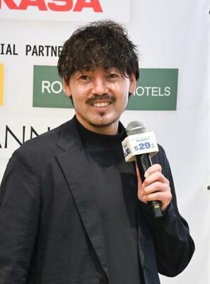 Fリーグの開幕前イベントで抱負を述べる日本フットサルトップリーグの松井大輔理事長=14日、東京都内