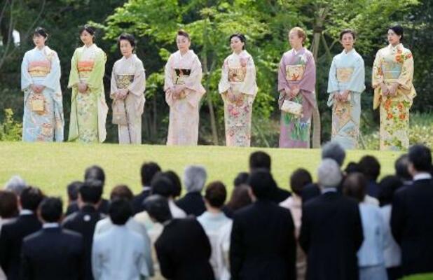 　２０２５年の春の園遊会に臨まれる天皇、皇后両陛下の長女愛子さまら皇族＝東京・元赤坂の赤坂御苑