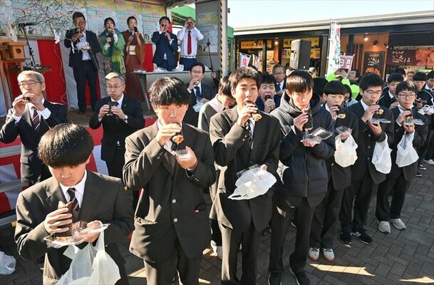 Ｕ字工事らとともに恵方巻を食べる小山北桜高の生徒