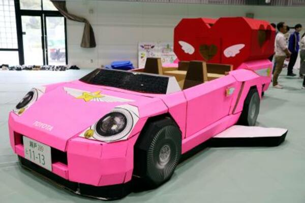 知的障害のある生徒らが制作した段ボールの車=13日午前、愛知県瀬戸市