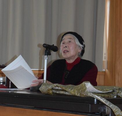 短歌を交えながら東京大空襲の体験を語る君島さん