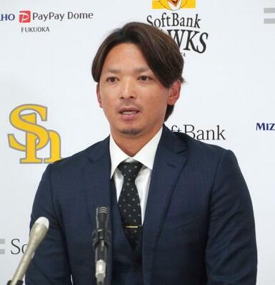 契約更改し、記者会見するソフトバンクの東浜=23日、みずほペイペイドーム