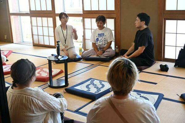 トークセッションで体験談を話す竹村さん(左)と岩上さん(中央)