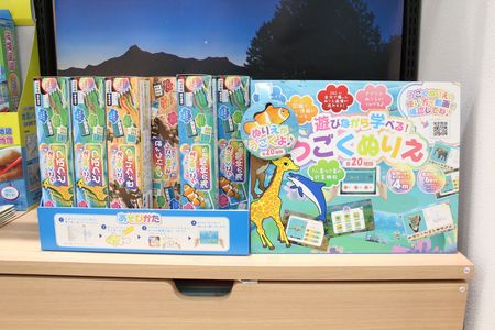 専用アプリでスキャンして、スマートフォンなどで遊べる最新の塗り絵もある