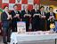 福田知事（左から３人目）に県産イチゴの商品を紹介するローソンの関係者＝９日午前、県庁