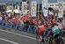 自転車ロードレースの選手たちを沿道から応援する子どもたち＝９日午前、那須町役場前