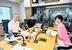 スタジオの大竹まこと(左)と小島慶子(右)=東京都内((C)文化放送)
