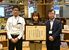文部科学大臣表彰を受けた、みるるの小泉館長（右）と担当者ら