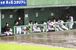 雨で試合が中断し、ベンチで待機する国学栃木の選手ら＝とちぎ木の花