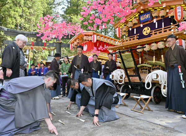 花家体が集まった境内で各町の代表同士が古式ゆかしくあいさつを交わす「名刺交換」＝17日午後０時40分、日光市山内