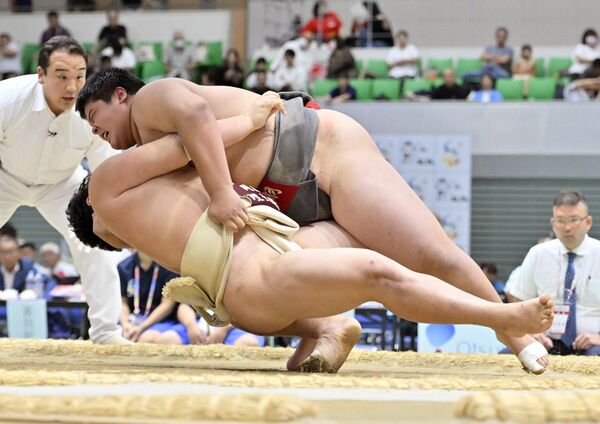 相撲団体決勝トーナメント1回戦 黒羽の中堅・深澤(奥)が外掛けを決める=鳥取市の鳥取県民体育館、広瀬華撮影
