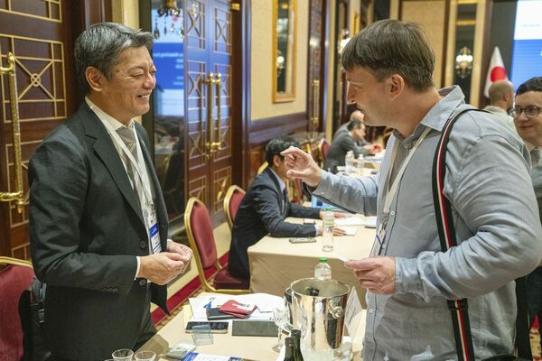 ウクライナの復興に向け、商談を行う鈴木誠人社長（左）＝２０２５年７月、ウクライナのキーウ