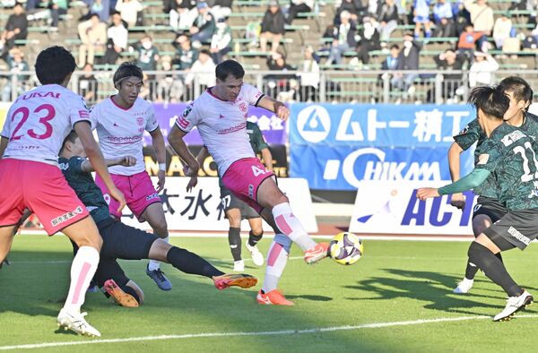 後半44分、栃木シティのＤＦヨニッチ（中央）がシュートを放つ