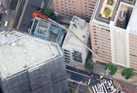 クレーン車が倒れた現場=20日午前10時52分、東京都文京区(共同通信社ヘリから)