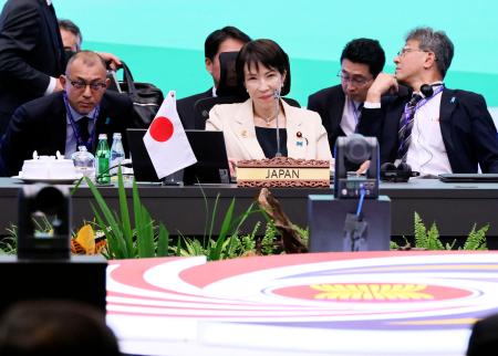 「アジア・ゼロエミッション共同体(AZEC)」首脳会議に臨む高市首相(中央)=26日、マレーシア・クアラルンプール(代表撮影・共同)