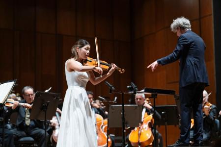 第58回パガニーニ国際バイオリンコンクール決勝で演奏する吉本梨乃さん=25日、イタリア・ジェノバ((C)Premio Paganini-Foto Giusy Lorelli、共同)