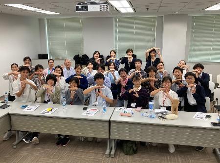 JICA事務所で報告会後に参加生徒、スタッフの皆さんと記念撮影=JICA提供