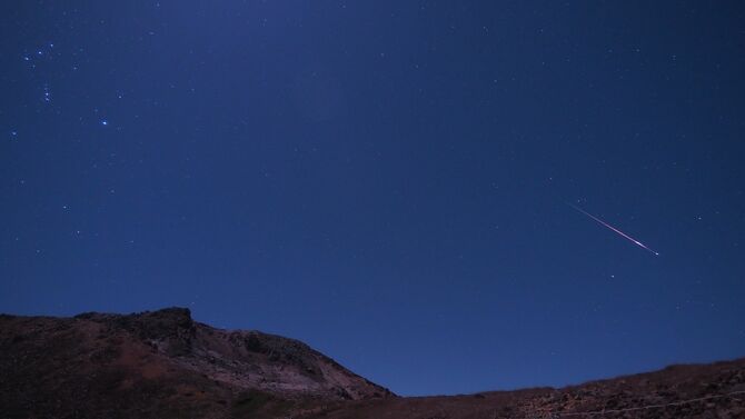 那須岳の上空を流れるオリオン座流星群の流星＝１０月２１日午前１時２５分、那須町湯本、田崎さん撮影