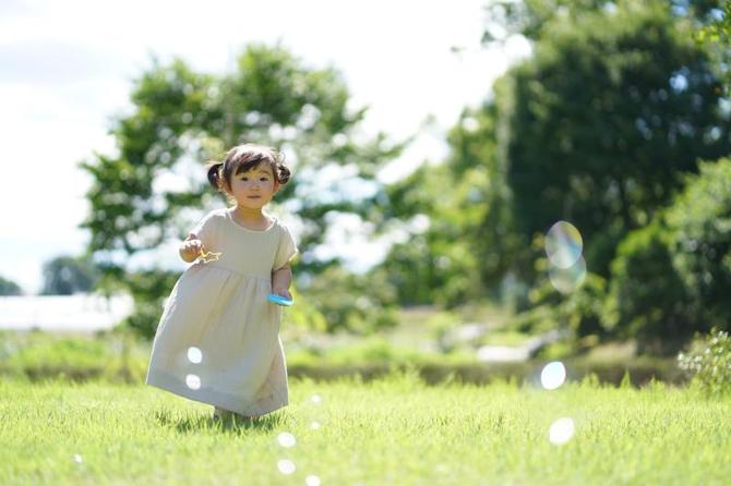 太陽の光が横から入るようにすると普段の表情を撮影しやすい