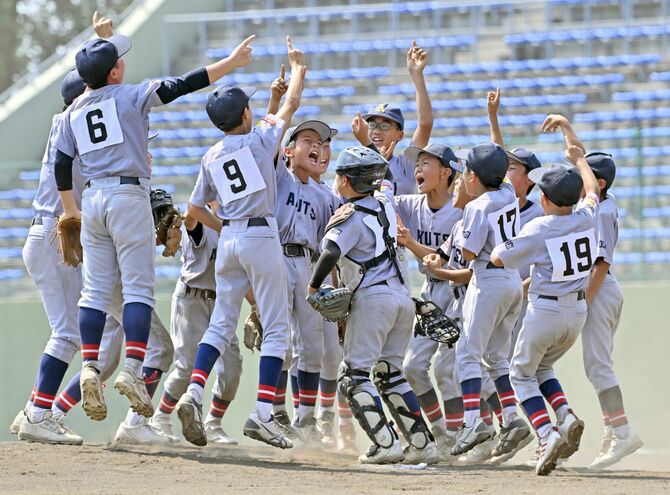 優勝し、マウンドで喜ぶ阿久津スポーツの選手たち＝31日午前10時40分、宇都宮市のエイジェックスタジアム、磯真奈美撮影