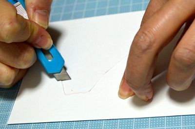 カッターで紙を引っかくようにして山肌の筋をつけていく
