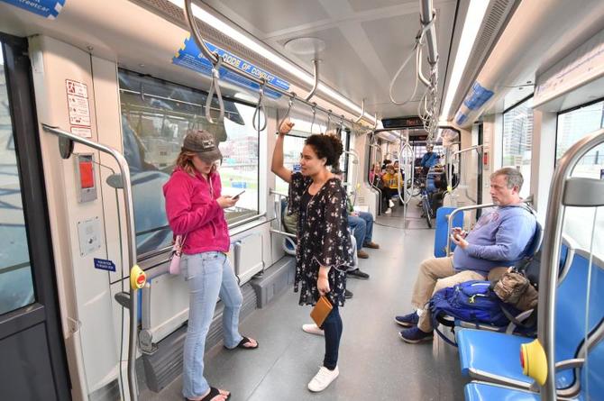 大きな窓で明るい雰囲気のKCストリートカー車内。運賃が無料のため何度でも気軽に乗り降りできる=5月20日