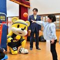 年長園児がシュート体験　ブレックスが宇都宮保育園など61園にミニゴールとボールを寄贈