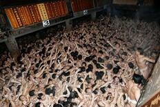 まわし姿で宝木奪い合い