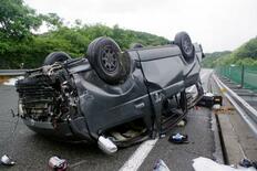 中国道で車が転覆、男性死亡