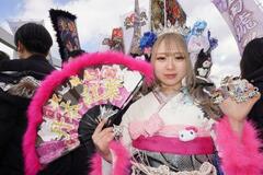 ど派手衣装で二十歳祝い