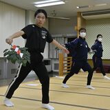 舞手を務めるのは塩谷中１年の３人　岩戸別神社で11月奉納　本番へ向け猛練習　