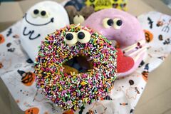 【グルメ探訪】甘さ控えめ、生地柔らか　モンスタードーナツ　DO MY THING AMAZING DONUT地球１号店（小山）