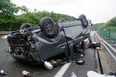 中国道で車が転覆、男性死亡