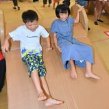 段ボール遊具に子どもが歓声　壬生のおもちゃ博物館、雨にも負けずにぎわう