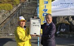 スポーツクラブにテントなど寄贈