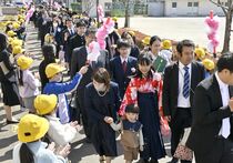 県内小学校で卒業式