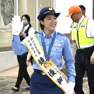 レスリング鏡選手が一日警察署長に　制服の胸にパリオリンピックの金メダル