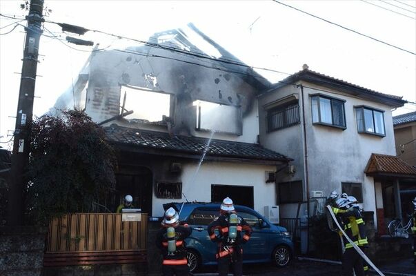 住宅を焼いた火災現場＝30日午後２時55分、宇都宮市雀の宮４丁目
