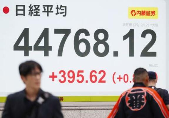 　日経平均株価の終値を示すボード。３日連続の最高値更新となった＝１２日午後、東京都中央区
