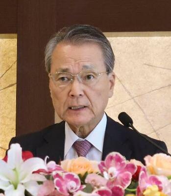 記者会見する経団連の筒井義信会長=9日午後、大阪市