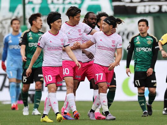 後半18分、古巣相手に先制ゴールを決め、祝福される栃木シティのＦＷ田中パ(77)＝サンプロアルウィン