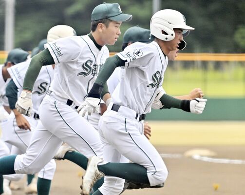 試合開始前の整列に駆け出す佐野の前主将・郷（左）と現主将の後藤（右）＝真岡ハイトラ運動公園市民球場、広瀬華撮影