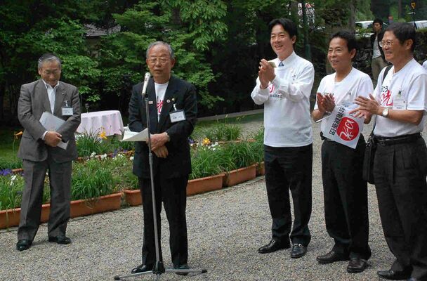 台南市長だった頼清徳氏（右から３人目）ら親善訪問団を歓迎する昼食会であいさつする当時の斎藤市長（左から２人目）＝2011年６月、日光市