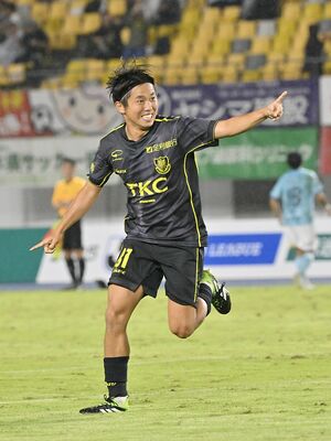後半20分、シュートを決めた栃木ＳＣのＦＷ中野が笑顔で駆け出す＝カンセキスタジアムとちぎ、広瀬華撮影