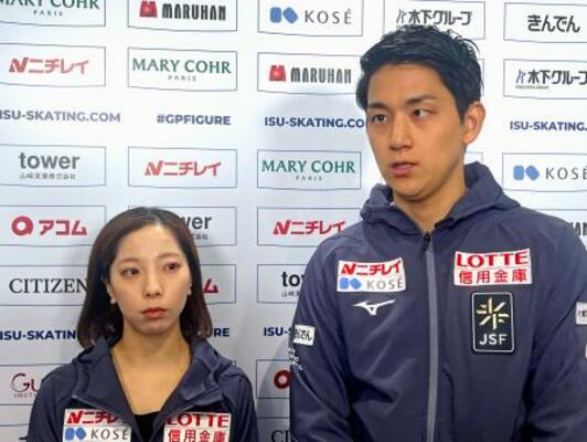 取材に応じるペアの三浦璃来(左)、木原龍一組=7日、IGアリーナ