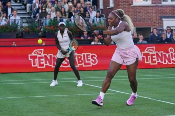 　テニスのＨＳＢＣ選手権の女子ダブルスで競技復帰したセリーナ・ウィリアムズ（手前）＝ロンドン（ＡＰ＝共同）
