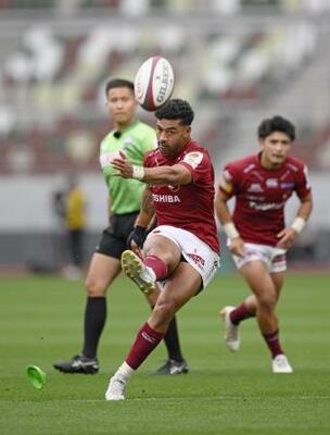 リーグワンのプレーオフ決勝でPGを決めるBL東京のモウンガ=6月、国立競技場