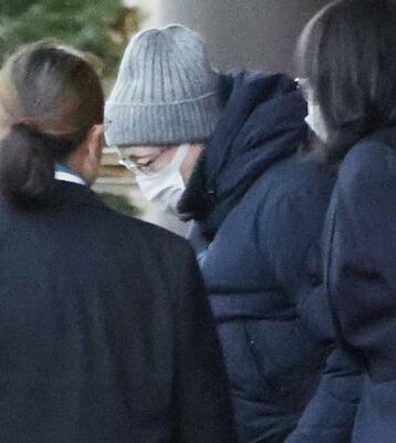 有罪判決を受け、青森地裁を後にする石山隆被告(中央)=11月